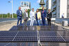 Michael Strebl (Wien Energie), Gerald Bischof (Bezirksvorsteher), Jürgen Czernohorszky (Klimastadtrat), Kathrin Gaál (Vizebürgermeisterin & Wohnbaustadträtin), Peter Hanke (Wirtschaftsstadtrat) und Karin Ramser (Wiener Wohnen) besichtigen die neue PV-Anlage am Gemeindebau in Liesing.