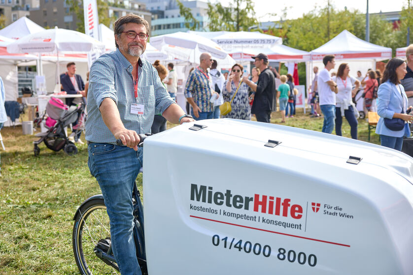 MieterHilfe-Leiter Christian Bartok unterwegs mit dem Beratungs-Bike.