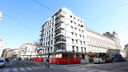 Außenansicht vom Gemeindebau Neu in der Schönbrunnerstraße. Das Foto zeigt eine Ansicht vom 5 mit Bilick in Richtung 6. Bezirk, es sind zwei Seiten des Gebäudes erkennbar, es gibt zahlreiche Balkone