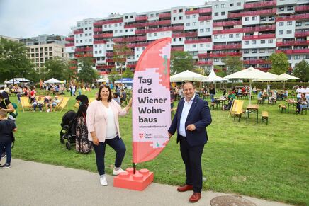 Vizebürgermeisterin und Wohnbaustadträtin Kathrin Gaál mit dem Bezirksvorsteher der Leopoldstadt, Alexander Nikolai