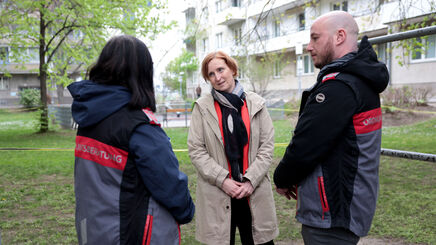 Zwei Ordnungsberater*innen von hinten im Gespräch mit Elke Hanel-Torsch, der Wohnbaustadträtin.