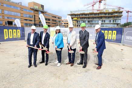 (v.l.n.r.) Paul Steurer (WIGEBA), Gregor Puscher (wohnfonds_wien), Kathrin Gaál (Vizebürgermeisterin und Wohnbaustadträtin), Erich Hohenberger (Bezirksvorsteher Landstraße), Hans-Peter Weiss (ARE), Johannes Pritz (Wiener Wohnen) beim Spatenstich zum Gemeindebau NEU im „Village im Dritten“.