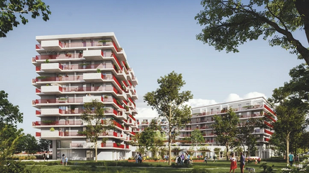 Mehrstöckige moderne Wohngebäude mit großen Balkonen und roten Akzenten umgeben von Bäumen und einer Wiese mit mehreren Personen