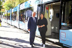 Präsident Wirtschaftskammer Wien Walter Ruck und Vizebürgermeisterin Kathrin Gaál vor der gebrandeten Straßenbahn