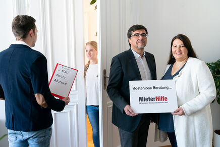 Stadträtin Kathrin Gaál und Leiter der Mieterhilfe Christian Bartok, warnen vor sogenannten Prozessfinanzierern