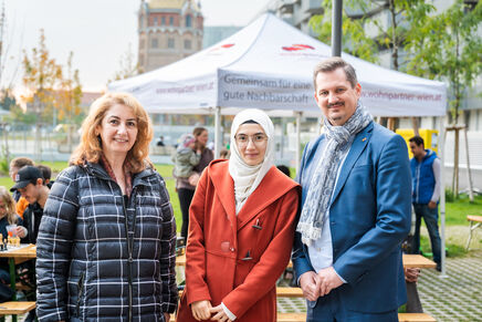 wohnpartner-Bereichsleiterin Ebru Ayas, Mieterin Rumeysa Dürr-Kwieder, BV Favoriten Marcus Franz