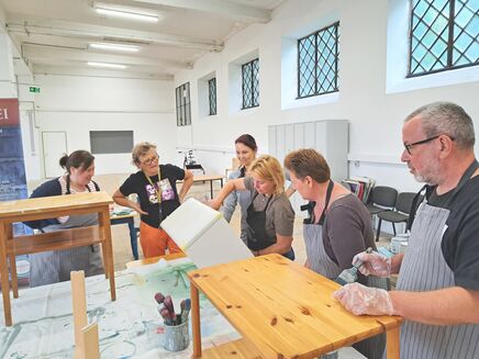 Eines der zahlreichen Highlights von Hotel Sperrmüll: Workshop für Restaurierung von „Möbelei“, Expert*innen für nachhaltiges Wohnen.