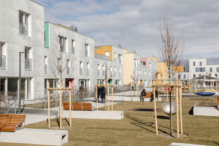 Gebäude der Anlage mit Rankgittern für Fassadenbegrünung