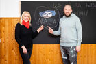 wohnpartner-Donaustadt-Gebietsleiterin Snjezana Calija und „Guter Engel“ Erich Stuhl mit Kindern beim Spielen