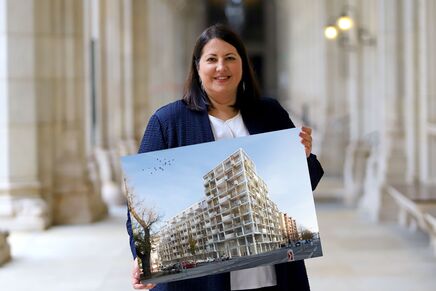 Vizebürgermeisterin und Wohnbaustadträtin Kathrin Gaal bei der Präsentation des neuen Gemeindebaus in der Engerthstraße (Straßenansicht)