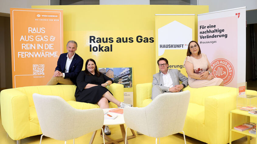 (v.l.n.r.): Baudirektor Bernhard Jarolim, Vizebürgermeisterin Kathrin Gaál, Klimastadtrat Jürgen Czernohorszky, Bezirksvorsteher Stellvertreterin Julia Lessacher. Gaál und Czernohorszky sitzen jeweils auf einer Couch 