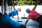 Menschen beim Yoga im Freien